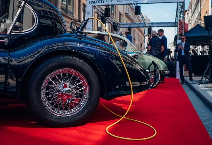 LUNAZ_XK120_CHARGING_5602f7e5b36fba54d042375762a16a2e